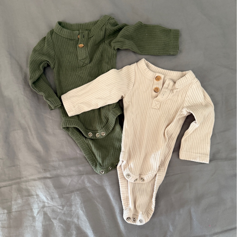 2 newborn onesies